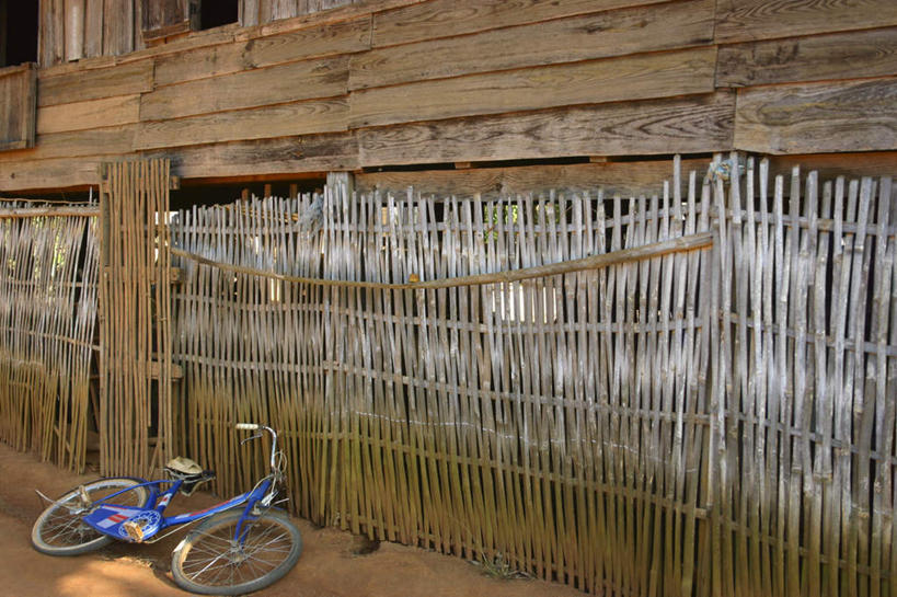 无人,栏杆,横图,室外,白天,正面,度假,美景,城市风光,城市,自行车,老挝,亚洲,一辆,一排,阴影,整齐,光线,影子,栅栏,景观,篱笆,围栏,娱乐,护栏,车,脚踏车,排列,阳光,交通工具,享受,休闲,景色,放松,东南亚,摔倒,队列,载具,琅勃拉邦,首府,老挝人民民主共和国,琅勃拉邦省,銮佛邦,彩图