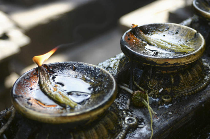 无人,寺庙,横图,俯视,室外,特写,白天,旅游,度假,热情,标志建筑,地标,建筑,火,照明,尼泊尔,亚洲,节日,朦胧,模糊,火焰,灯光,首都,燃烧,文化,娱乐,建设,灯,香火,灯具,庙宇,祈祷,享受,休闲,健康,旅游胜地,放松,许愿,宗教,信仰,纪念,祈求,照亮,照明设备,油灯,南亚,加德满都,尼泊尔王国,加都,斯瓦扬布寺,斯瓦扬布山,德满都,斯瓦扬布佛院,斯瓦扬布纳特寺,四眼天神庙,平安,彩图,高角度拍摄,庙,寺