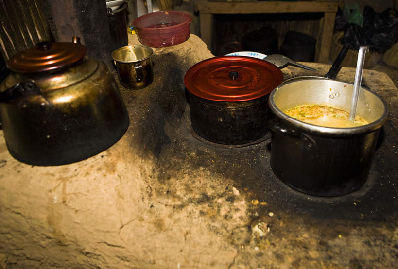 无人,横图,俯视,室内,特写,白天,烹饪,厨房,厨具,金属制品,秘鲁,阴影,反射,金属,锅子,壶,影子,勺子,汤,食品,锅,水壶,食物,茶壶,容器,调羹,汤匙,南美,锅具,南美洲,拉丁美洲,美洲,烹饪用具,秘鲁共和国,阿雷基帕,亚美利加洲,南亚美利加洲,玉米之仓,阿雷基帕省,烹调用具,烹调,彩图,高角度拍摄,灶间