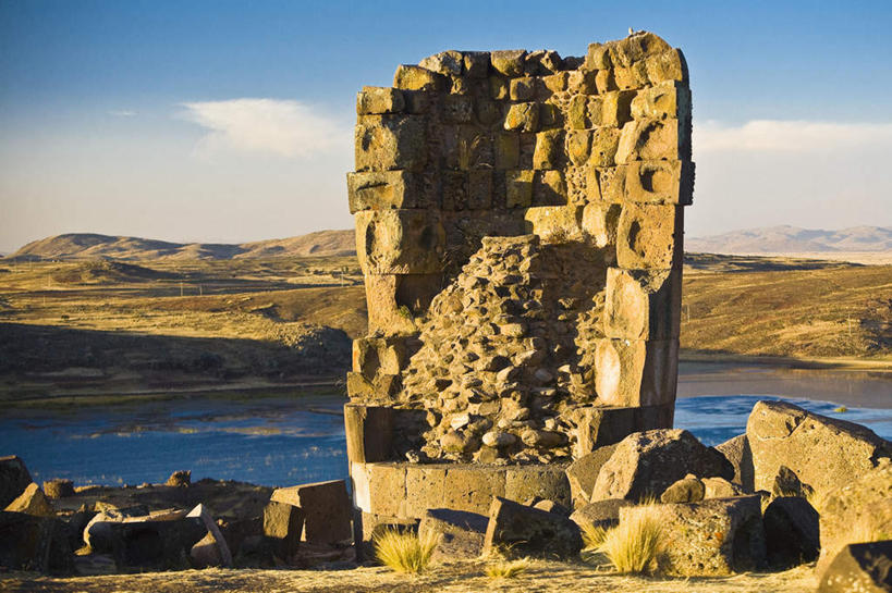 无人,横图,室外,白天,正面,旅游,度假,湖,湖泊,石头,名胜古迹,山,山脉,水,标志建筑,地标,建筑,秘鲁,阴影,遗迹,光线,石子,影子,湖面,山峰,水流,水面,云,云朵,山峦,云彩,古迹,文物,娱乐,建设,古建筑,蓝色,白云,蓝天,天空,阳光,湖水,群山,天,享受,休闲,旅游胜地,南美,放松,晴朗,南美洲,拉丁美洲,美洲,古文明,秘鲁共和国,普诺,亚美利加洲,南亚美利加洲,玉米之仓,普诺省,石块,岩石,晴空,彩图