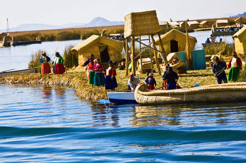 西方人,站,坐,走,横图,室外,白天,正面,草地,草坪,山,山脉,植物,船,芦苇,叶子,欧洲,秘鲁,欧洲人,行人,阴影,服装,光线,影子,草屋,山峰,粽叶,绿叶,山峦,许多人,注视,休闲装,路人,草,衣服,蓝色,绿色,蓝天,天空,阳光,交通工具,群山,天,观察,看,站着,一群人,休闲,休闲服,嫩叶,南美,服饰,晴朗,观看,察看,南美洲,舟,拉丁美洲,关注,载具,美洲,万里无云,秘鲁共和国,箬叶,芦苇叶,亚美利加洲,南亚美利加洲,玉米之仓,过客,男人,男性,女人,女性,中年男性,中年女性,白种人,叶,叶片,晴空,晴空万里,步行,散步,站立,走路,坐着,半身,彩图,茅舍,茅屋,漂浮岛