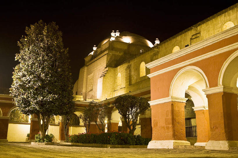 无人,横图,室外,夜晚,仰视,旅游,度假,草地,草坪,植物,标志建筑,地标,建筑,照明,秘鲁,阴影,节日,光线,影子,墙,灯光,文化,娱乐,建设,顶灯,墙壁,墙面,灯,草,树,树木,绿色,自然,灯具,祈祷,享受,休闲,健康,旅游胜地,南美,放松,许愿,宗教,信仰,生长,成长,纪念,祈求,照亮,南美洲,基督教,照明设备,拉丁美洲,天主教,修道院,美洲,信念,秘鲁共和国,阿雷基帕,亚美利加洲,南亚美利加洲,玉米之仓,阿雷基帕省,神学院,修院,隐修院,平安,彩图,低角度拍摄