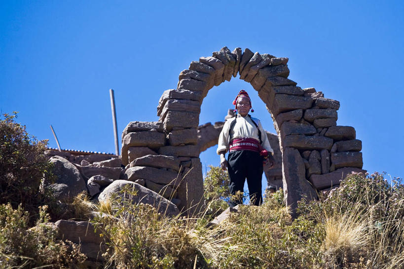 西方人,一个人,站,笑,微笑,露齿笑,横图,室外,白天,仰视,草地,草坪,石头,植物,欧洲,秘鲁,欧洲人,仅一个年轻女性,仅一个女性,仅一个人,一堆,许多,阴影,堆叠,堆积,服装,光线,石子,影子,注视,休闲装,草,衣服,蓝色,绿色,蓝天,天空,阳光,天,低头,观察,看,站着,休闲,休闲服,南美,服饰,晴朗,观看,堆,察看,南美洲,拉丁美洲,关注,美洲,万里无云,秘鲁共和国,普诺,塔基列岛,亚美利加洲,南亚美利加洲,玉米之仓,普诺省,年轻女性,女人,女性,白种人,石块,岩石,晴空,晴空万里,站立,彩图,低角度拍摄,全身