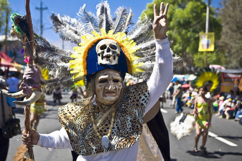 西方人,站,举,横图,室外,白天,正面,度假,美景,城市风光,城市,道路,路,公路,帽子,羽毛,欧洲,秘鲁,欧洲人,行人,游客,游人,握,阴影,朦胧,模糊,轻盈,柔软,电力,光线,电线,电线杆,棍子,面具,线,影子,景观,分界线,电能,停车线,交通,许多人,线路,注视,娱乐,路人,旅客,蓝色,蓝天,天空,阳光,天,观察,看,托,站着,一群人,享受,休闲,景色,南美,放松,握着,晴朗,观看,电,车行道,车行道分界线,电源,察看,南美洲,拉丁美洲,关注,标线,美洲,能量,车行线,万里无云,秘鲁共和国,阿雷基帕,轻柔,亚美利加洲,南亚美利加洲,玉米之仓,阿雷基帕省,过客,男人,男性,女人,女性,中年男性,中年女性,白种人,晴空,晴空万里,马路,举起,举手,举着,向上举,向上伸,向上托,站立,半身,彩图,海盗帽