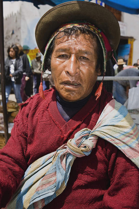 东方人,一个人,站,竖图,室外,白天,正面,帽子,亚洲,仅一个男性,仅一个人,仅一个中年男性,服装,朦胧,模糊,包裹,注视,休闲装,黄种人,衣服,红色,披肩,观察,看,站着,休闲,休闲服,服饰,观看,察看,关注,男人,男性,中年男性,亚洲人,站立,半身,彩图