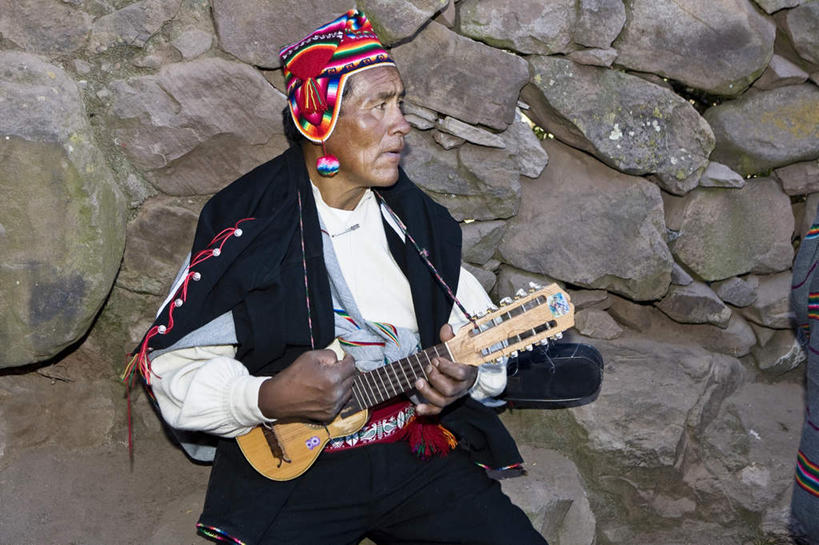 东方人,一个人,横图,室外,白天,正面,石头,秘鲁,亚洲,仅一个男性,仅一个人,许多,阴影,光线,石子,影子,墙,吉他,乐器,弦乐器,黄种人,墙壁,墙面,一个,阳光,仅一个老年男性,南美,单个,南美洲,拉丁美洲,弹拨弦鸣乐器,美洲,秘鲁共和国,普诺,塔基列岛,亚美利加洲,南亚美利加洲,玉米之仓,普诺省,老年男性,男人,男性,亚洲人,石块,岩石,半身,彩图,弹拨弦乐器