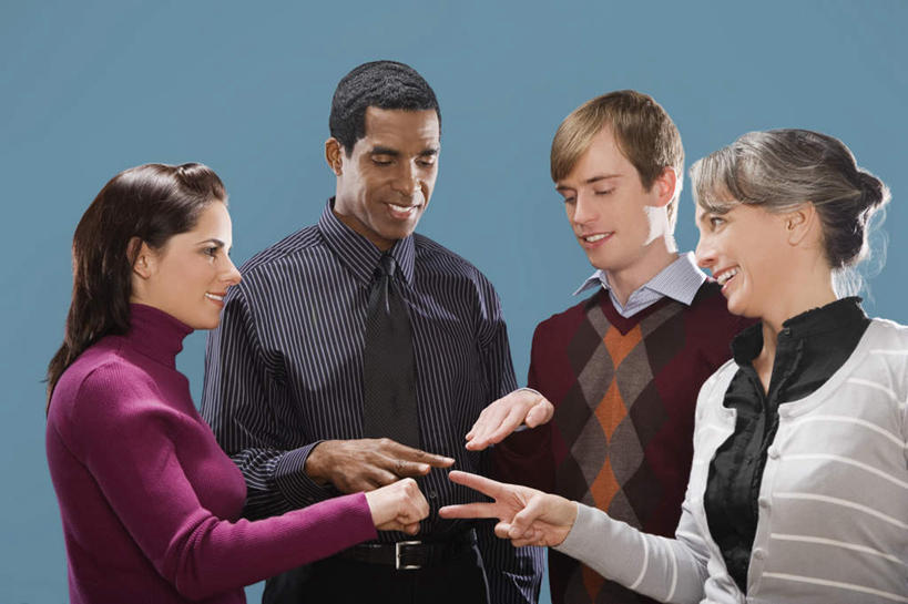 西方人,四个人,同事,商务人士,商务男性,商务女性,站,笑,微笑,露齿笑,横图,室内,白天,正面,衬衫,成功,合作,团队,集体,信心,欧洲,非洲,黑人,欧洲人,蓝色背景,套装,领带,注视,队伍,观察,看,站着,摄影,影棚,观看,猜拳,察看,领导,象征,庄重,成就,关注,划拳,商务装,身份,合伙,领袖,工薪阶层,正式,地位,男人,男性,年轻男性,年轻女性,女人,女性,中年男性,中年女性,白种人,非洲人,白领,上班族,站立,半身,彩图,影棚拍摄,衬衣,拍摄