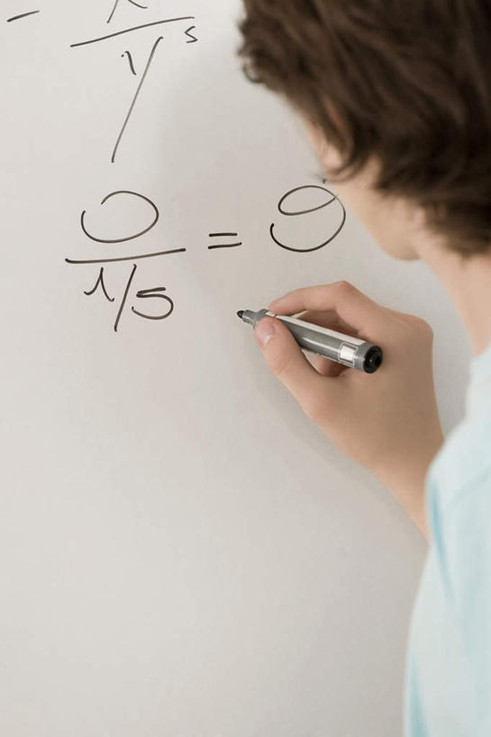 西方人,一个人,站,竖图,室内,白天,欧洲,欧洲人,仅一个男性,仅一个人,握,服装,英文,笔,标志,符号,文字,字符,字母,办公用品,拿,拿着,休闲装,标识,文具,仅一个年轻男性,背面,衣服,记号笔,学习用品,黑板,站着,休闲,教室,休闲服,教学,握着,服饰,英文字母,马克笔,麦克笔,文具用品,一支,书写,课堂,数学,公式,数学公式,耐磨,教学黑板,男人,男性,年轻男性,白种人,站立,半身,彩图