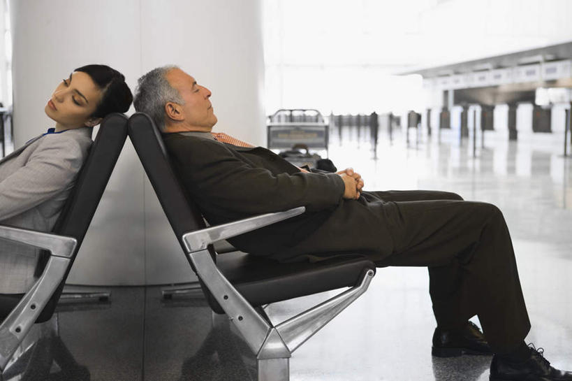 西方人,两个人,伙伴,朋友,商务人士,商务男性,商务女性,机场,坐,闭眼,睡,横图,室内,白天,侧面,衬衫,友谊,安全,合作,团队,窗户,落地窗,飞机场,椅子,欧洲,欧洲人,套装,扭头,依靠,玻璃窗,车,手推车,交通工具,倚靠,转头,背靠背,战略,背对背,行李车,载具,商务装,工薪阶层,联合,合谋,配合,协作,信任,男人,男性,年轻女性,女人,女性,中年男性,白种人,白领,上班族,航空站,空港,闭眼睛,闭着眼,闭着眼睛,困,困觉,寝息,睡觉,坐着,半身,彩图,衬衣,机场行李车