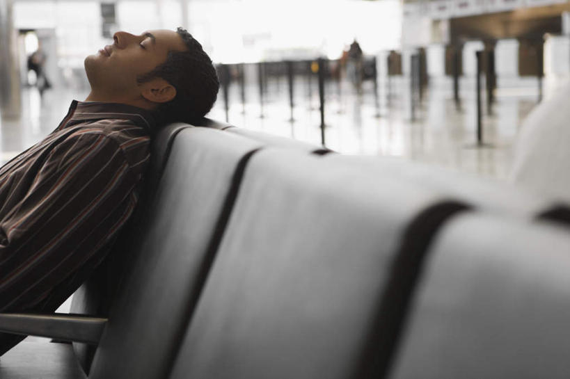 西方人,一个人,商务人士,商务男性,机场,栏杆,坐,闭眼,睡,横图,室内,白天,侧面,衬衫,窗户,落地窗,飞机场,椅子,欧洲,欧洲人,仅一个男性,仅一个人,仅一个中年男性,套装,朦胧,模糊,围栏,护栏,玻璃窗,商务装,工薪阶层,男人,男性,中年男性,白种人,白领,上班族,航空站,空港,闭眼睛,闭着眼,闭着眼睛,困,困觉,寝息,睡觉,抬头,仰头,坐着,半身,彩图,衬衣,挂绳礼宾杆,栏杆柱,礼宾带,礼宾杆,礼宾杆围栏,礼宾栏,礼宾绳,礼宾柱