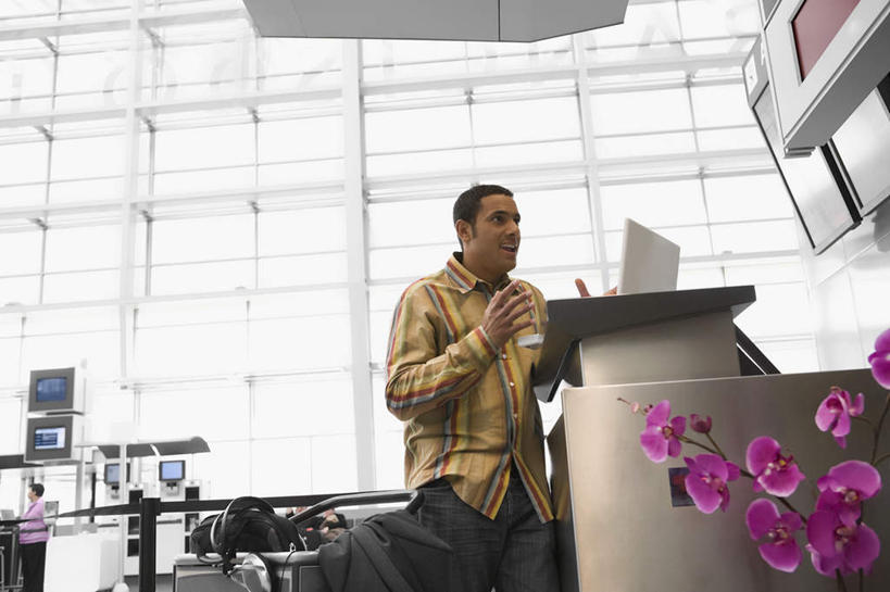 西方人,一个人,前台,机场,站,笑,微笑,露齿笑,横图,室内,白天,仰视,电脑,笔记本电脑,窗户,落地窗,桌子,飞机场,欧洲,欧洲人,仅一个男性,仅一个人,仅一个中年男性,服装,朦胧,模糊,盛开,网络,办公桌,花蕾,注视,休闲装,通讯设备,玻璃窗,车,花,花瓣,花朵,鲜花,衣服,手推车,交通工具,花苞,花蕊,观察,看,站着,休闲,休闲服,服务台,服饰,行李车,观看,察看,无线,高雅,关注,载具,通信设备,无线网络,无线上网,便携式电脑,淡泊,花中君子,兰花,手提电脑,男人,男性,中年男性,白种人,航空站,空港,站立,半身,彩图,低角度拍摄,帮助台,呼叫台,机场行李车