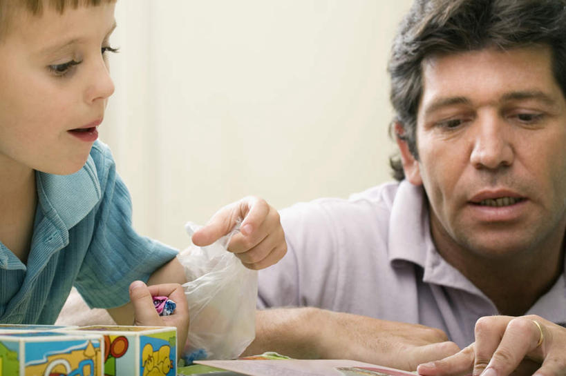 西方人,儿童,两个人,学生,教师,学校,坐,说,横图,室内,白天,正面,讨论,游戏,纯洁,智慧,桌子,玩具,欧洲,欧洲人,握,阴影,服装,反射,影子,玩,注视,休闲装,娱乐,校园,小孩,衣服,观察,看,休闲,教室,休闲服,积木,可爱,童年,童趣,益智,握着,服饰,观看,活动,教导,察看,思维,发泄,关注,消遣,智力,想象,童真,烂漫,无邪,宣泄,交流,天真,男孩,男人,男性,中年男性,白种人,讲师,老师,沟通,讲话,交谈,商讨,说话,谈话,玩耍,嬉戏,坐着,半身,彩图,男生