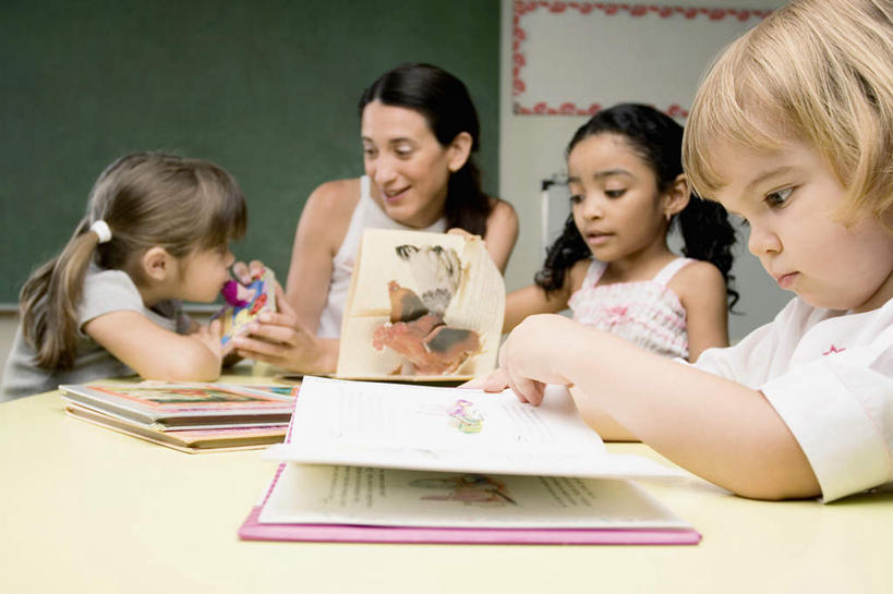 西方人,儿童,四个人,伙伴,朋友,教师,坐,笑,微笑,露齿笑,横图,室内,白天,正面,友谊,纯洁,桌面,桌子,书籍,欧洲,欧洲人,许多,握,阴影,服装,反射,木制,影子,墙,注视,休闲装,墙壁,墙面,小孩,衣服,木制品,黑板,低头,观察,看,休闲,同学,休闲服,可爱,童年,童趣,教学,握着,服饰,观看,教导,察看,校友,关注,童真,烂漫,无邪,辅导,同窗,学友,垂头,耐磨,教诲,教学黑板,天真,友情,男孩,男人,男性,女孩,女人,女性,中年女性,白种人,讲师,老师,书,图书,坐着,半身,彩图,男生,女生