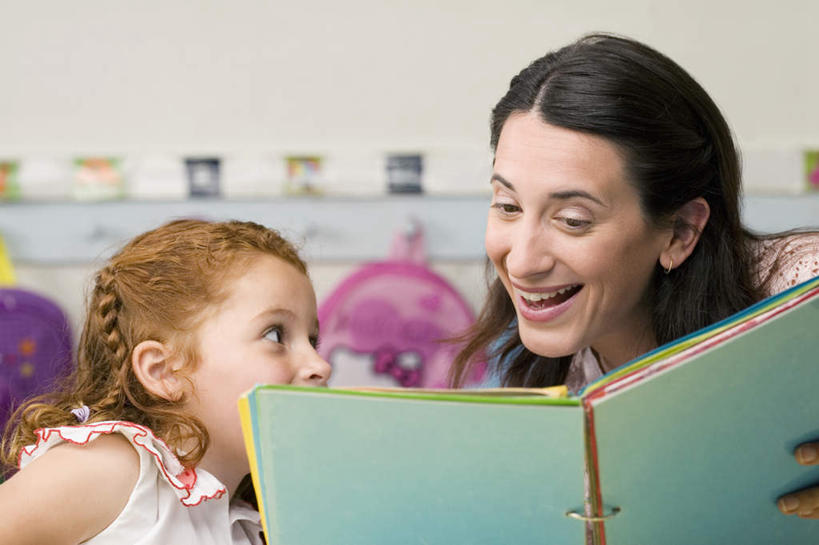 西方人,儿童,两个人,学生,教师,学校,坐,笑,微笑,露齿笑,横图,室内,白天,正面,纯洁,书籍,欧洲,欧洲人,握,阴影,服装,反射,影子,墙,注视,休闲装,耳钉,校园,墙壁,墙面,装饰品,小孩,衣服,白色,饰品,首饰,低头,观察,看,休闲,教室,休闲服,可爱,童年,童趣,握着,服饰,观看,教导,察看,关注,童真,烂漫,无邪,辅导,耳饰,教诲,天真,女孩,女人,女性,中年女性,白种人,讲师,老师,书,图书,坐着,半身,彩图,女生