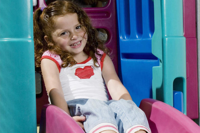 西方人,儿童,一个人,坐,笑,微笑,露齿笑,横图,室内,白天,正面,游戏,纯洁,玩具,欧洲,欧洲人,仅一个女性,仅一个人,阴影,反射,影子,玩,注视,娱乐,运动器械,小孩,观察,看,仅一个小孩,休闲,滑滑梯,滑梯,可爱,童年,童趣,益智,观看,活动,察看,发泄,关注,消遣,智力,童真,烂漫,无邪,宣泄,天真,女孩,女人,女性,白种人,孩子,玩耍,嬉戏,坐着,半身,彩图,女生