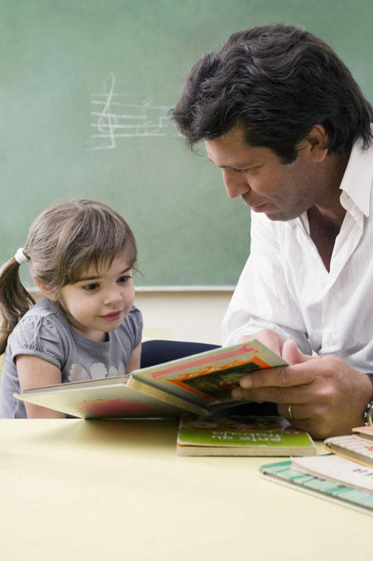 西方人,两个人,学生,教师,学校,坐,竖图,室内,白天,正面,纯洁,桌子,书籍,欧洲,欧洲人,握,阴影,服装,反射,木制,影子,墙,注视,休闲装,书桌,校园,墙壁,墙面,衣服,白色,课桌,木制品,黑板,低头,观察,看,休闲,教室,休闲服,可爱,童年,童趣,教学,握着,服饰,观看,教导,察看,关注,童真,烂漫,无邪,辅导,耐磨,教诲,教学黑板,天真,男人,男性,女孩,女性,中年男性,白种人,讲师,老师,书,图书,坐着,半身,彩图