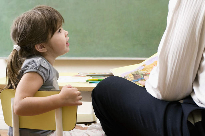 西方人,两个人,学生,教师,学校,坐,横图,室内,白天,侧面,纯洁,桌面,桌子,书籍,椅子,欧洲,欧洲人,许多,握,阴影,服装,反射,木制,影子,木椅,墙,注视,休闲装,校园,墙壁,墙面,衣服,白色,木制品,黑板,观察,看,休闲,教室,休闲服,可爱,童年,童趣,教学,握着,服饰,观看,教导,察看,关注,童真,烂漫,无邪,辅导,耐磨,教诲,教学黑板,天真,男人,男性,女孩,女性,中年男性,白种人,讲师,老师,书,图书,坐着,半身,彩图