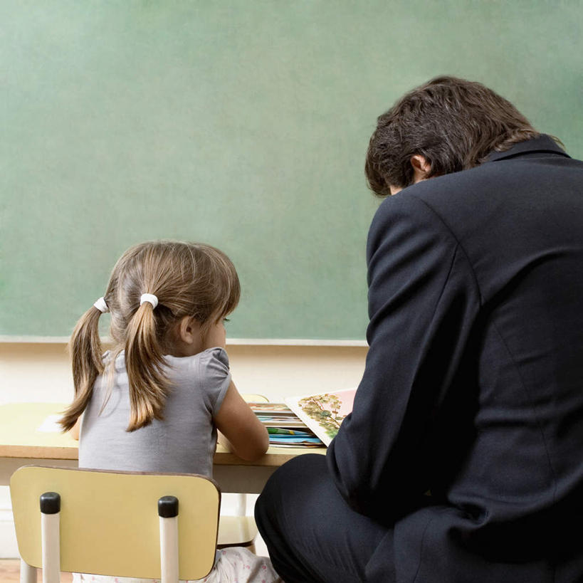 西方人,两个人,学生,教师,学校,坐,方图,室内,白天,衬衫,西装,纯洁,桌子,椅子,欧洲,欧洲人,握,阴影,套装,正装,反射,影子,木椅,墙,注视,职业装,书桌,校园,墙壁,墙面,背面,白色,课桌,黑板,低头,观察,看,教室,可爱,童年,童趣,教学,握着,观看,教导,察看,关注,童真,烂漫,无邪,辅导,耐磨,教诲,教学黑板,天真,男人,男性,女孩,女性,中年男性,白种人,讲师,老师,坐着,半身,彩图,衬衣