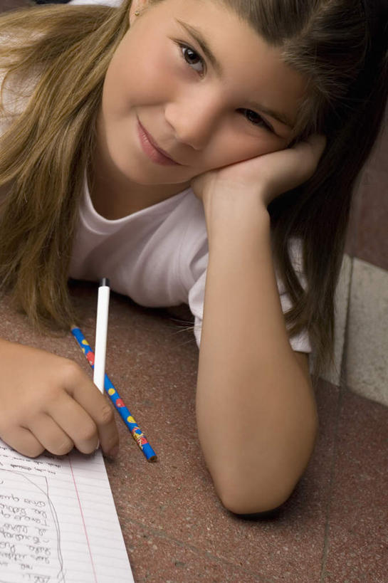 西方人,儿童,一个人,学生,坐,笑,微笑,竖图,室内,白天,正面,制服,纯洁,桌子,欧洲,欧洲人,仅一个女性,仅一个人,撑,握,阴影,服装,反射,笔,影子,办公用品,托腮,注视,书桌,文具,小孩,课桌,铅笔,学习用品,观察,看,托,仅一个小孩,功课,校服,可爱,童年,童趣,握着,作业,观看,文具用品,察看,关注,托下巴,童真,烂漫,无邪,学生服,天真,女孩,女人,女性,白种人,孩子,坐着,半身,彩图,女生