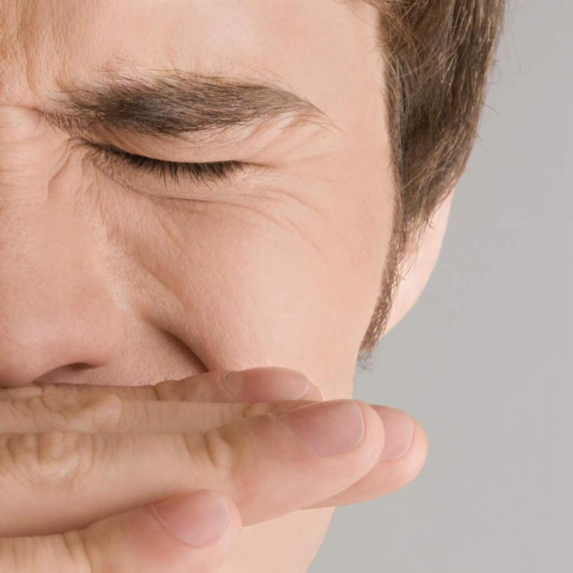 西方人,脸,头,脸颊,手,一个人,闭眼,方图,室内,特写,白天,正面,欧洲,欧洲人,仅一个男性,仅一个人,灰色背景,仅一个年轻男性,皱眉,手部,摄影,影棚,单手,男人,男性,年轻男性,白种人,头部,脸部,脸蛋,面部,闭眼睛,闭着眼,闭着眼睛,半身,彩图,影棚拍摄,拍摄