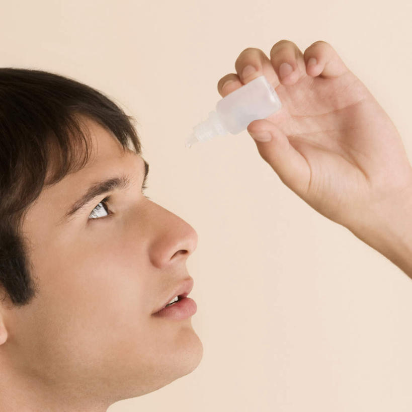 西方人,脸,头,脸颊,手,一个人,方图,室内,特写,白天,侧面,欧洲,欧洲人,仅一个男性,仅一个人,握,药剂,拿,拿着,注视,肩膀,仅一个年轻男性,一个,观察,看,手部,治疗,握着,保健,摄影,影棚,单个,观看,单手,药物,察看,医疗,关注,预防,眼药水,男人,男性,年轻男性,白种人,头部,脸部,脸蛋,面部,半身,彩图,影棚拍摄,拍摄