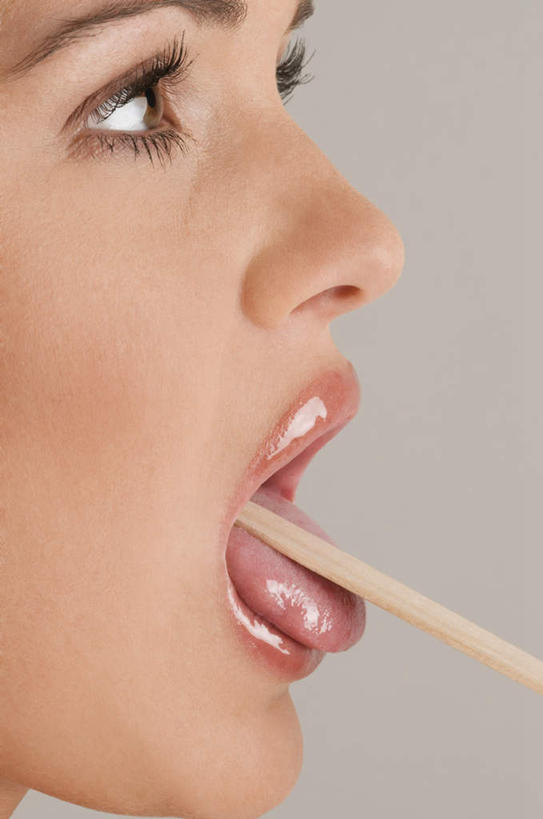 西方人,脸,头,脸颊,一个人,竖图,室内,特写,白天,侧面,欧洲,欧洲人,仅一个年轻女性,仅一个女性,仅一个人,木制,注视,吐舌头,一个,木制品,观察,看,伸舌头,张嘴,吐舌,摄影,影棚,单个,观看,察看,关注,张大嘴巴,压舌板,年轻女性,女人,女性,白种人,头部,脸部,脸蛋,面部,张开嘴,半身,彩图,影棚拍摄,拍摄