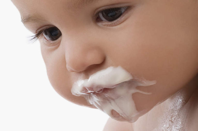 西方人,婴儿,儿童,脸,头,脸颊,一个人,横图,室内,特写,白天,白色背景,正面,纯洁,欧洲,欧洲人,仅一个人,食品,凌乱,营养,注视,肩膀,食物,小孩,观察,看,可爱,摄影,活泼,影棚,观看,察看,混乱,关注,宝宝,纯真,烂漫,无邪,纷乱,缭乱,庞杂,养分,伶俐,天真,白种人,孩子,头部,脸部,脸蛋,面部,半身,彩图,影棚拍摄,拍摄,婴儿食物