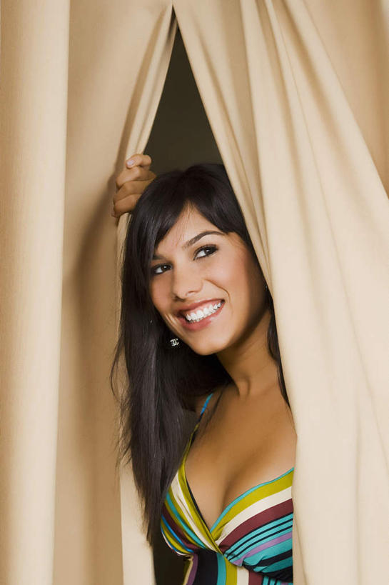 西方人,一个人,商店,站,笑,微笑,露齿笑,竖图,室内,白天,正面,购物,消费,窗帘,超市,欧洲,欧洲人,仅一个年轻女性,仅一个女性,仅一个人,服装,装饰,注视,衣服,帘子,观察,看,站着,遮阳,金融,更衣间,试衣间,百货,服饰,观看,华丽,修饰,点缀,察看,衣着,服装店,穿着,关注,更衣室,选购,贸易,百货公司,服饰店,衬托,美观,雅致,雅观,血拼,衣饰,年轻女性,女人,女性,白种人,站立,半身,彩图,购物商场,购物中心,商业中心