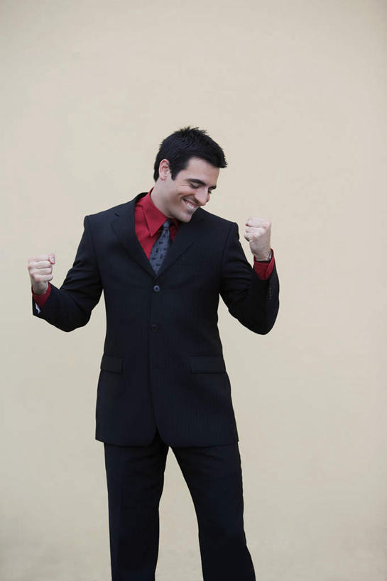 西方人,一个人,商务人士,商务男性,站,笑,微笑,露齿笑,竖图,室内,白天,正面,衬衫,欧洲,欧洲人,仅一个男性,仅一个人,握,套装,欢呼,领带,注视,鼓励,仅一个年轻男性,观察,加油,看,手势,握拳,站着,打气,握着,摄影,影棚,观看,察看,喝彩,象征,庄重,关注,鼓舞,商务装,身份,工薪阶层,正式,地位,男人,男性,年轻男性,白种人,白领,上班族,站立,半身,彩图,影棚拍摄,衬衣,拍摄