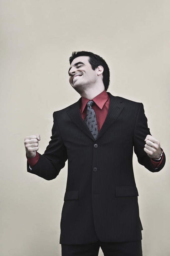 西方人,一个人,商务人士,商务男性,站,闭眼,笑,微笑,露齿笑,竖图,室内,白天,正面,衬衫,欧洲,欧洲人,仅一个男性,仅一个人,握,套装,欢呼,领带,鼓励,仅一个年轻男性,加油,手势,握拳,站着,打气,握着,摄影,影棚,喝彩,象征,庄重,鼓舞,商务装,身份,工薪阶层,正式,地位,男人,男性,年轻男性,白种人,白领,上班族,闭眼睛,闭着眼,闭着眼睛,抬头,仰头,站立,半身,彩图,影棚拍摄,衬衣,拍摄