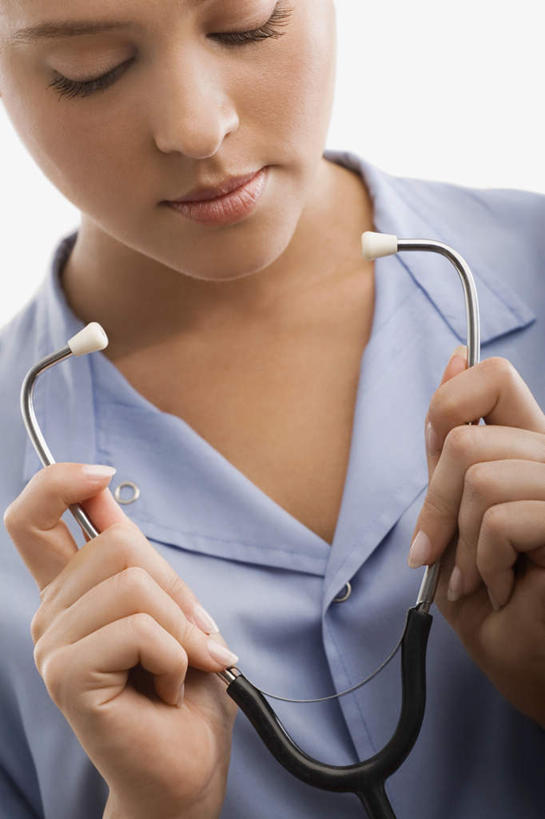 西方人,一个人,医生,站,竖图,室内,白天,白色背景,正面,工作服,制服,欧洲,欧洲人,仅一个年轻女性,仅一个女性,仅一个人,握,拿,拿着,注视,蓝色,听诊器,低头,观察,看,站着,医护人员,医疗人员,握着,摄影,影棚,观看,察看,医疗设备,白大褂,关注,医疗器械,防护服,医疗工具,隔离服,无菌服,工作制服,检测工具,年轻女性,女人,女性,白种人,大夫,站立,半身,彩图,影棚拍摄,工作套服,拍摄,防静电工装,隔工作服,洁净工装,洁净工作服,净化服,无尘工作服,无尘衣