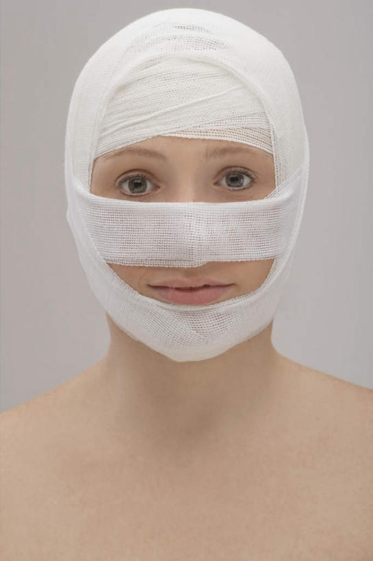 西方人,脸,头,脸颊,脖子,一个人,竖图,室内,特写,白天,正面,欧洲,欧洲人,仅一个年轻女性,仅一个女性,仅一个人,灰色背景,纱布,注视,裸露,肩膀,观察,看,治疗,摄影,影棚,观看,固定,察看,手术,医疗,关注,裸,整形,止血,年轻女性,女人,女性,白种人,头部,脖,颈,颈部,脸部,脸蛋,面部,绷带,半身,彩图,影棚拍摄,拍摄,外科手术,医疗美容外科手术,整形手术