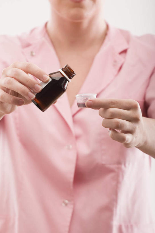 西方人,手,一个人,护士,站,竖图,室内,特写,白天,白色背景,正面,工作服,制服,安全,欧洲,欧洲人,双手,仅一个女性,仅一个人,倒,握,药剂,防护,拿,拿着,玻璃制品,一个,粉色,玻璃瓶,瓶子,药品,站着,仅一个中年女性,手部,治疗,握着,摄影,影棚,单个,保护,药物,医疗,白衣天使,保险,预防,工作制服,平安,女人,女性,中年女性,白种人,站立,半身,彩图,影棚拍摄,工作套服,拍摄,咳嗽糖浆,咳嗽药