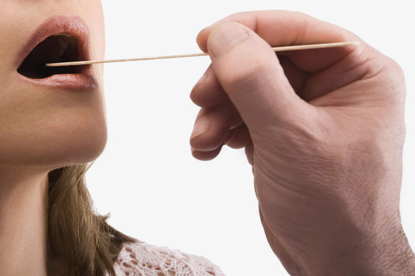 西方人,脸,头,脸颊,手,头发,两个人,医生,病人,横图,室内,特写,白天,白色背景,正面,欧洲,欧洲人,握,服装,木制,棕色,拿,拿着,休闲装,衣服,木制品,张嘴,医护人员,医疗人员,休闲,手部,休闲服,握着,摄影,服饰,影棚,单手,白大褂,病患,张大嘴巴,压舌板,男人,男性,女人,女性,中年男性,中年女性,白种人,头部,长发,直发,脸部,脸蛋,面部,大夫,患者,就医者,张开嘴,半身,彩图,影棚拍摄,拍摄