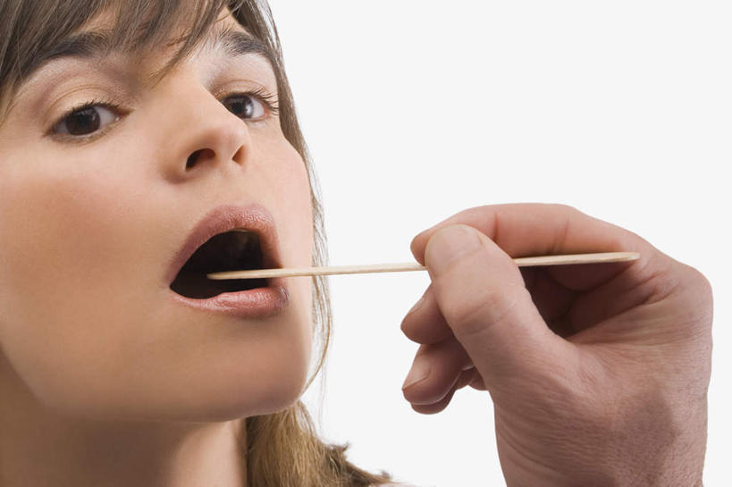 西方人,脸,头,脸颊,手,头发,两个人,医生,病人,横图,室内,特写,白天,白色背景,侧面,欧洲,欧洲人,握,木制,拿,拿着,注视,一个,黑色,木制品,观察,看,张嘴,医护人员,医疗人员,手部,握着,摄影,影棚,单个,观看,单手,察看,白大褂,关注,病患,张大嘴巴,压舌板,男人,男性,女人,女性,中年男性,中年女性,白种人,头部,长发,直发,脸部,脸蛋,面部,大夫,患者,就医者,张开嘴,半身,彩图,影棚拍摄,拍摄