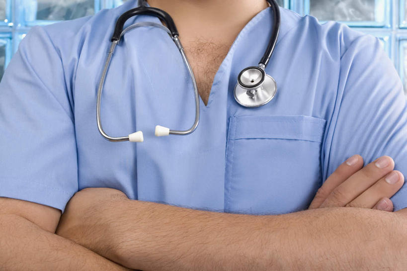 西方人,一个人,医生,医院,站,双手交叉,横图,室内,特写,白天,正面,工作服,制服,欧洲,欧洲人,仅一个男性,仅一个人,仅一个中年男性,一个,蓝色,听诊器,站着,医护人员,医疗人员,单个,医疗设备,双手抱胸,白大褂,医疗器械,防护服,医疗工具,隔离服,无菌服,医疗机构,工作制服,检测工具,男人,男性,中年男性,白种人,大夫,站立,半身,彩图,工作套服,病院,诊所,防静电工装,隔工作服,洁净工装,洁净工作服,净化服,无尘工作服,无尘衣