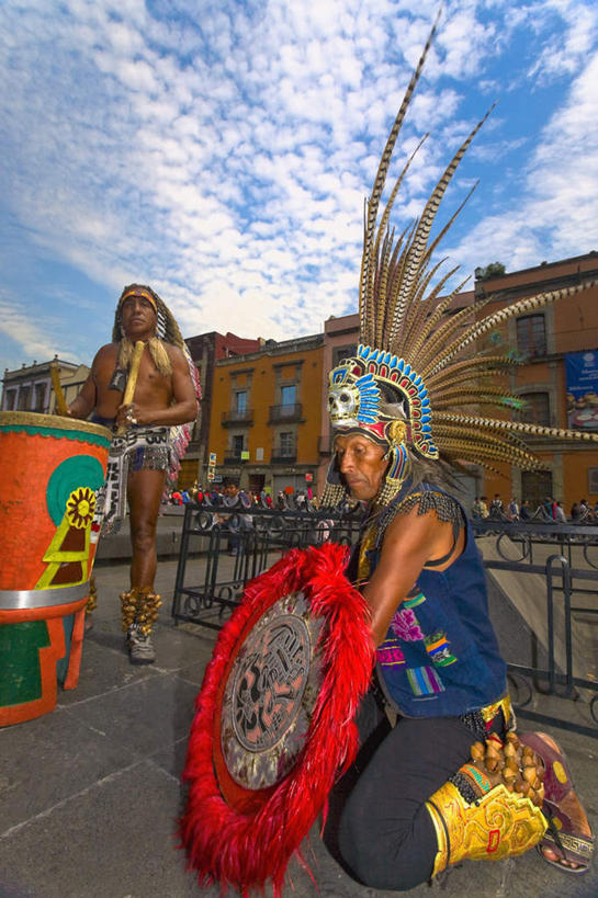 西方人,两个人,伙伴,朋友,家,站,跪,竖图,室外,白天,仰视,度假,友谊,合作,团队,美景,城市风光,城市,羽毛,墨西哥,欧洲,欧洲人,表演,阴影,服装,轻盈,柔软,装饰,光线,影子,房屋,屋子,景观,云,云朵,公寓,鼓,架子鼓,乐器,首都,云彩,注视,娱乐,洋房,楼房,住宅,扮演,衣服,蓝色,白云,蓝天,天空,阳光,天,观察,看,站着,享受,休闲,景色,放松,战略,服饰,晴朗,观看,华丽,修饰,打击乐器,点缀,察看,演出,北美,北美洲,衣着,穿着,关注,美洲,表演服,演出服,爵士鼓,中央广场,墨西哥城,宪法广场,轻柔,北亚美利加洲,亚美利加洲,联合,合谋,衬托,美观,雅致,雅观,墨西哥合众国,仙人掌王国,联邦区,衣饰,道具服,索卡洛广场,配合,协作,男人,男性,中年男性,白种人,晴空,跪着,站立,彩图,低角度拍摄,全身,房子