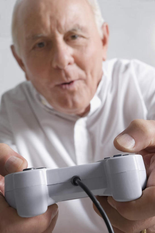 西方人,一个人,坐,竖图,室内,白天,正面,游戏,欧洲,欧洲人,仅一个男性,仅一个人,握,服装,拿,玩,拿着,注视,休闲装,娱乐,衣服,观察,看,仅一个老年男性,休闲,休闲服,握着,服饰,游戏机,观看,活动,手柄,控制,察看,游戏手柄,发泄,关注,消遣,智力,宣泄,老年男性,男人,男性,白种人,玩耍,嬉戏,坐着,半身,彩图