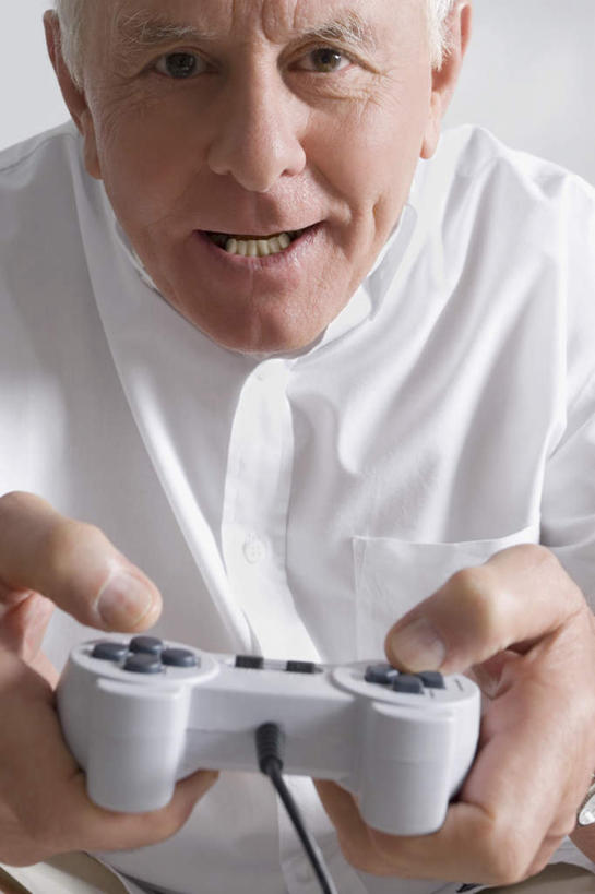 西方人,一个人,坐,竖图,室内,白天,正面,游戏,欧洲,欧洲人,仅一个男性,仅一个人,握,服装,拿,玩,拿着,注视,休闲装,娱乐,衣服,观察,看,仅一个老年男性,休闲,休闲服,握着,服饰,游戏机,观看,活动,手柄,控制,察看,游戏手柄,发泄,关注,消遣,智力,宣泄,老年男性,男人,男性,白种人,玩耍,嬉戏,坐着,半身,彩图