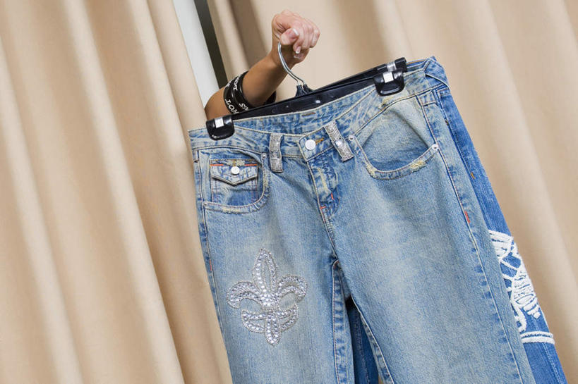 西方人,一个人,商店,横图,室内,白天,正面,购物,消费,超市,欧洲,欧洲人,仅一个年轻女性,仅一个女性,仅一个人,握,裤子,装饰,木制,拿,拿着,牛仔裤,帘子,夹子,木制品,握着,金融,更衣间,试衣间,百货,华丽,修饰,门帘,点缀,服装店,更衣室,选购,贸易,百货公司,衣夹,服饰店,衬托,美观,雅致,雅观,血拼,年轻女性,女人,女性,白种人,半身,彩图,购物商场,购物中心,商业中心