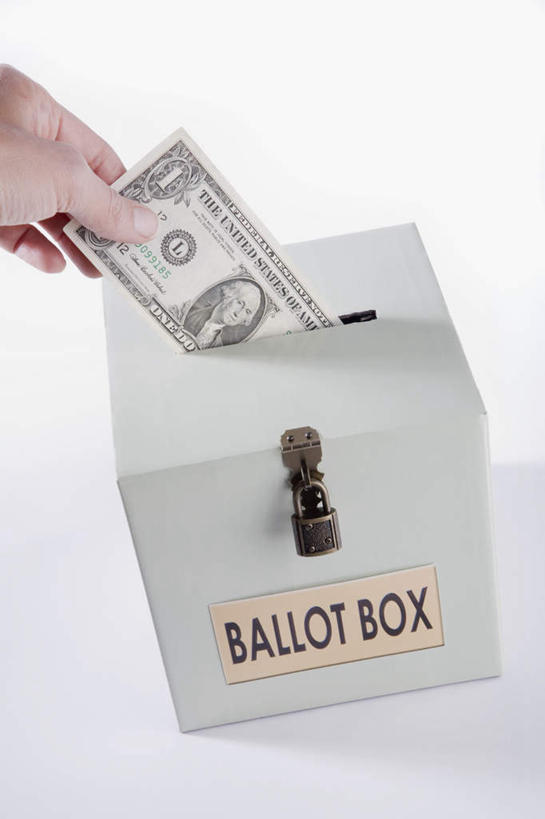 西方人,手,一个人,竖图,俯视,室内,特写,白天,白色背景,安全,钱,美元,欧洲,欧洲人,仅一个年轻女性,仅一个女性,仅一个人,一排,一张,握,阴影,整齐,反射,英文,标志,钱币,文字,影子,字符,字母,防护,美金,拿,拿着,标识,锁,排列,容器,箱子,手部,握着,钞票,金融,纸币,摄影,影棚,经济,储藏,英文字母,保护,单手,挂锁,储存,队列,美圆,保险,私密,流通,纸钞,贸易,保全,周全,安稳,安定,防盗,想法,平安,货币,现金,年轻女性,女人,女性,白种人,半身,彩图,高角度拍摄,影棚拍摄,拍摄,建议,意见,意见箱,建议箱,贮存