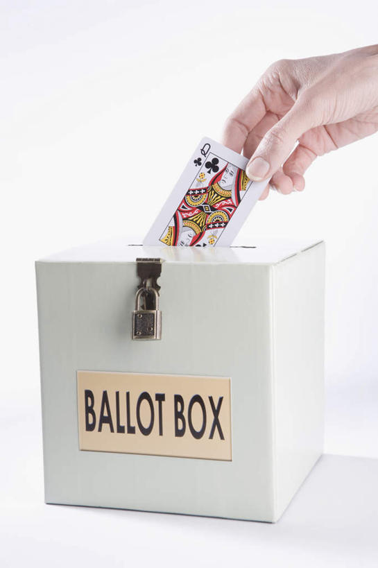 西方人,手,一个人,竖图,室内,特写,白天,白色背景,正面,游戏,赌博,贪欲,安全,竞争,扑克牌,纸牌,玩具,扑克,欧洲,欧洲人,仅一个年轻女性,仅一个女性,仅一个人,一排,一张,握,阴影,整齐,反射,英文,标志,文字,影子,字符,字母,防护,拿,玩,拿着,娱乐,标识,刺激,锁,排列,容器,箱子,休闲,手部,握着,摄影,影棚,活动,储藏,英文字母,保护,单手,挂锁,储存,队列,发泄,消遣,智力,赌具,保险,私密,投机,侥幸,欲望,宣泄,保全,周全,安稳,安定,防盗,想法,平安,年轻女性,女人,女性,白种人,玩耍,嬉戏,半身,彩图,影棚拍摄,拍摄,建议,意见,意见箱,建议箱,胜负,输赢,贮存