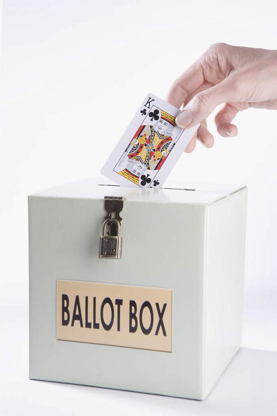 西方人,手,一个人,竖图,室内,特写,白天,白色背景,正面,游戏,赌博,贪欲,安全,竞争,扑克牌,纸牌,玩具,扑克,欧洲,欧洲人,仅一个年轻女性,仅一个女性,仅一个人,一排,一张,握,阴影,整齐,反射,英文,标志,文字,影子,字符,字母,防护,拿,玩,拿着,娱乐,标识,刺激,锁,排列,容器,箱子,休闲,手部,握着,摄影,影棚,活动,储藏,英文字母,保护,单手,挂锁,储存,队列,发泄,消遣,智力,赌具,保险,私密,投机,侥幸,欲望,宣泄,保全,周全,安稳,安定,防盗,想法,平安,年轻女性,女人,女性,白种人,玩耍,嬉戏,半身,彩图,影棚拍摄,拍摄,建议,意见,意见箱,建议箱,胜负,输赢,贮存