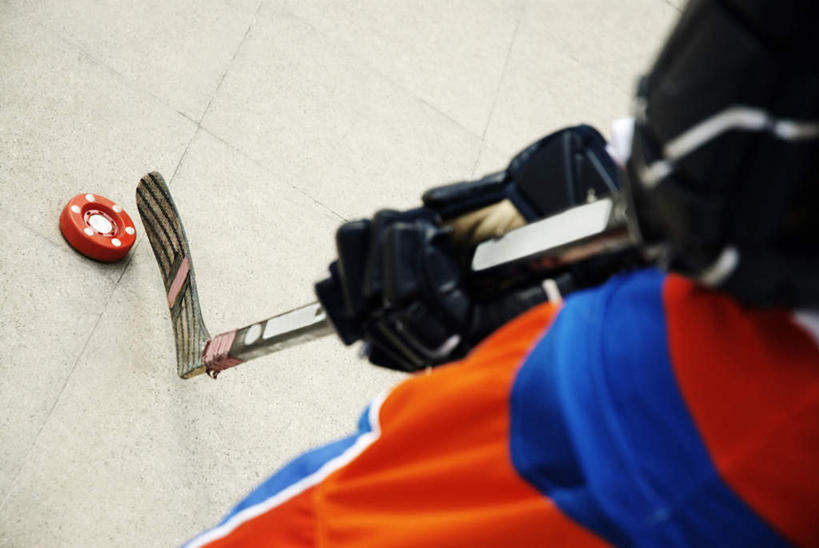 西方人,一个人,站,横图,俯视,室外,白天,运动服,安全,曲棍球,欧洲,欧洲人,仅一个男性,仅一个人,握,阴影,服装,反射,影子,防护,球棒,冰球,冰上曲棍球,拿,拿着,运动器械,仅一个年轻男性,衣服,手套,站着,健身器械,握着,服饰,保护,衣着,穿着,保险,健身器材,保全,周全,安稳,安定,防护手套,衣饰,班迪球,冰球棒,平安,男人,男性,年轻男性,白种人,站立,半身,彩图,高角度拍摄,运动器材,运动装