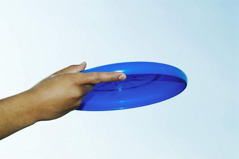 西方人,手,一个人,横图,室外,特写,白天,仰视,游戏,玩具,欧洲,欧洲人,仅一个男性,仅一个人,握,阴影,光线,影子,拿,玩,拿着,娱乐,仅一个年轻男性,一个,蓝色,蓝天,天空,阳光,飞盘,天,休闲,手部,益智,握着,晴朗,活动,单手,发泄,消遣,智力,万里无云,宣泄,男人,男性,年轻男性,白种人,晴空,晴空万里,玩耍,嬉戏,半身,彩图,低角度拍摄