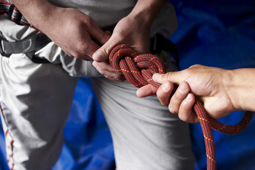 西方人,手,两个人,站,横图,俯视,室外,特写,白天,运动服,锻炼,旅游,度假,运动,欧洲,欧洲人,双手,握,阴影,服装,朦胧,模糊,反射,影子,拿,拿着,娱乐,衣服,绳子,站着,享受,休闲,手部,放松,握着,服饰,绳索,衣着,穿着,室外运动,户外运动,衣饰,男人,男性,年轻男性,白种人,站立,半身,彩图,高角度拍摄,健身,登山绳,首绳,提升钢丝绳,提升绳,主绳,运动装