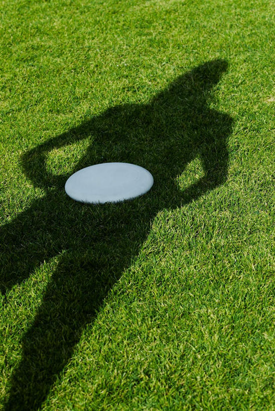 西方人,一个人,无人,站,竖图,俯视,室外,白天,游戏,草地,草坪,植物,玩具,欧洲,欧洲人,仅一个男性,仅一个人,阴影,服装,光线,影子,玩,休闲装,娱乐,手叉腰,草,仅一个年轻男性,一个,衣服,绿色,阳光,飞盘,叉腰,站着,休闲,休闲服,益智,服饰,单个,活动,双手叉腰,发泄,消遣,智力,宣泄,男人,男性,年轻男性,白种人,玩耍,嬉戏,站立,半身,彩图,高角度拍摄