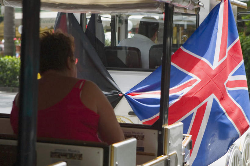 西方人,中年人,两个人,家庭,夫妻,家,坐,横图,室外,白天,爱情,植物,汽车,观光车,旗帜,国旗,欧洲,欧洲人,一辆,服装,朦胧,模糊,房屋,屋子,公寓,浪漫,休闲装,洋房,楼房,住宅,车,树,树木,背面,衣服,绿色,自然,英国国旗,交通工具,休闲,温暖,温馨,一家人,休闲服,恩爱,恋人,服饰,生长,成长,和睦,米字旗,载具,男人,男性,女人,女性,中年男性,中年女性,白种人,夫妇,情侣,旗,坐着,半身,彩图,房子,旅游观光车,伴侣,融洽