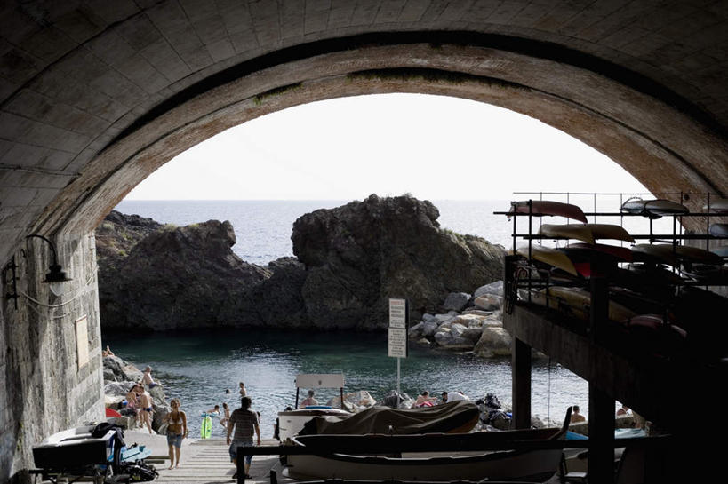 西方人,码头,走,横图,室外,白天,正面,度假,海浪,海洋,石头,美景,城市风光,城市,港口,船,意大利,欧洲,欧洲人,行人,服装,伞,石子,雨伞,遮阳伞,景观,浪花,木船,许多人,背光,休闲装,娱乐,阳伞,路人,衣服,蓝色,蓝天,天空,海水,交通工具,天,一群人,享受,休闲,休闲服,景色,放松,服饰,晴朗,太阳伞,舟,南欧,载具,逆光,海景,万里无云,意大利共和国,拉斯佩齐亚,利古里亚,利古里亚大区,过客,男人,男性,年轻男性,年轻女性,女人,女性,白种人,大海,风浪,海,海水的波动,近岸浪,石块,岩石,涌浪,晴空,晴空万里,步行,散步,走路,半身,彩图,摆渡口,埠头,渡口,渡头,港湾,海港,货运码头,口岸,商港