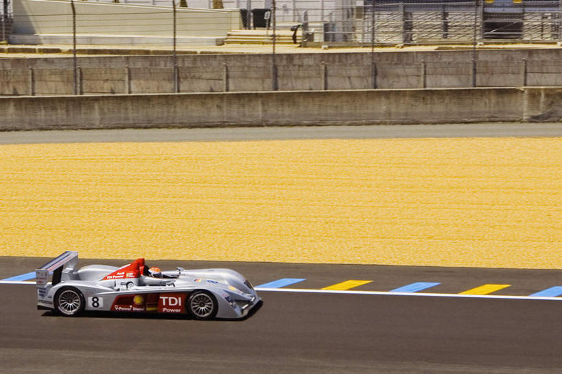 西方人,一个人,体育馆,运动场,坐,横图,俯视,室外,白天,运动服,赛车,帽子,欧洲,欧洲人,仅一个男性,仅一个人,服装,头盔,注视,体育场,车,仅一个年轻男性,衣服,安全帽,交通工具,观察,驾驶,看,行驶,服饰,观看,操纵,控制,察看,衣着,穿着,关注,载具,一级方程式,赛车手,操控,一级方程式赛车,赛车场,运动馆,把持,衣饰,男人,男性,年轻男性,白种人,坐着,彩图,高角度拍摄,全身,世界一级方程式锦标赛,f1赛车,运动装